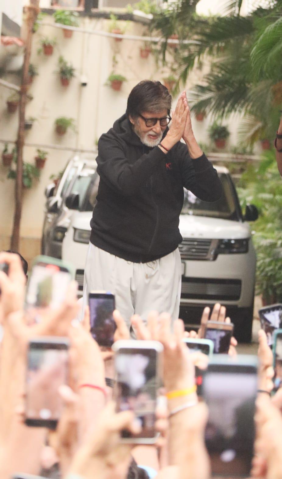 The legendary Amitabh Bachchan, an iconic figure in the Indian film industry, created a historic and unforgettable moment as he gracefully emerged near his gate to greet the overwhelming hoard of passionate fans who had eagerly gathered.